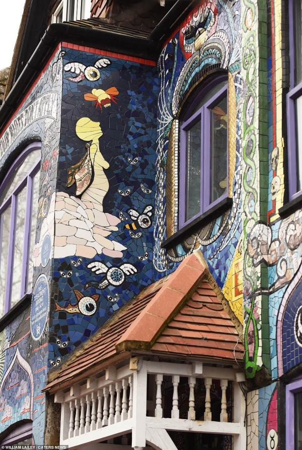 藝術家將倫敦房產貼滿馬賽克壁畫，耗時20多年，記錄生活經歷