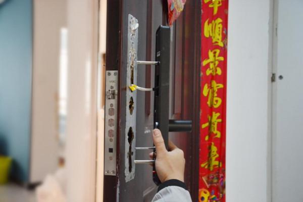 榮耀VOC智慧門鎖X6體驗，手機一碰即開，讓家更舒心