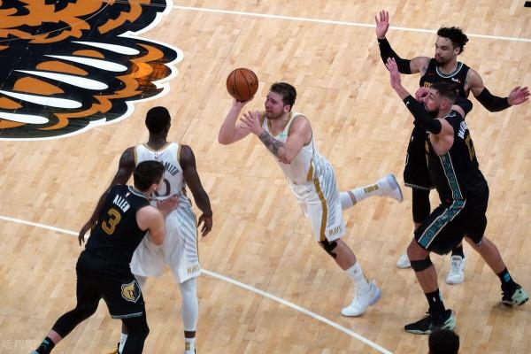 詹皇復出被血虐，但莫笑下山的神，媒體認為的詹皇接班人怎麼樣了