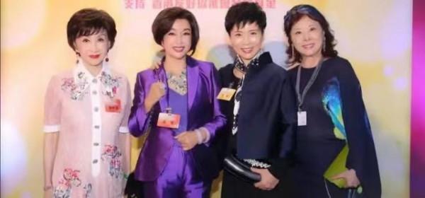 劉曉慶越老越“招搖”，一身亮紫色西裝華麗高階，氣場確實挺強大