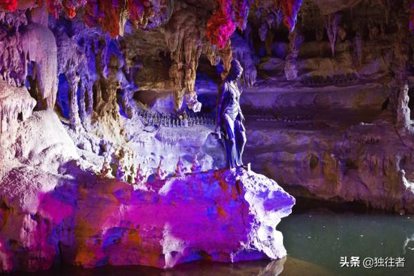 與石筍、石柱、石幔相伴的二千多尊觀音像組成東南亞最大的觀音洞 與石筍、石柱、石幔相伴的二千多尊觀音像組成東南亞最大的觀音洞