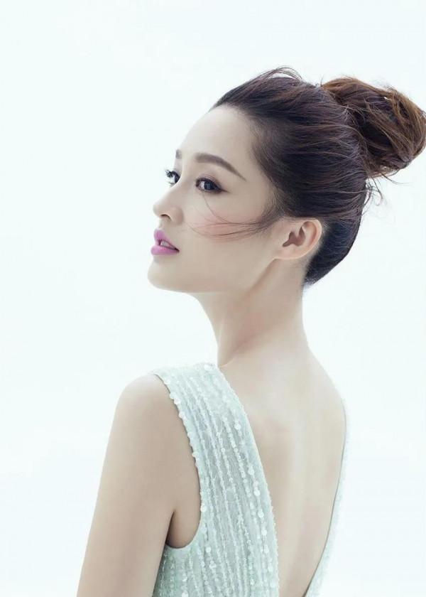 精美圖集｜李沁五官精緻，氣質優雅