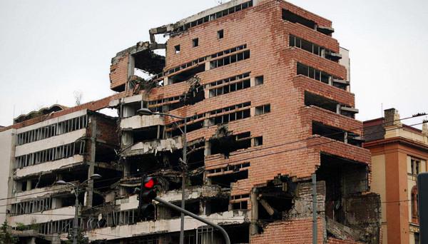 美國當年“誤炸”大使館，我國為何沒報復？其實選擇很明智