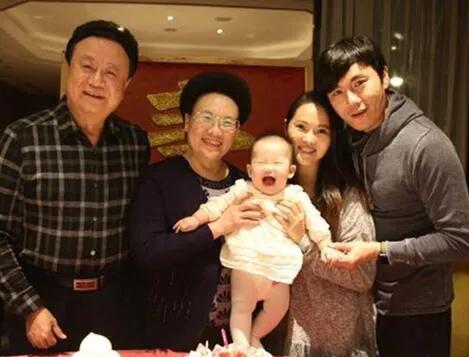 姐弟戀到底有多香，這4位嫁給“小丈夫”的女星，個個都是倒貼