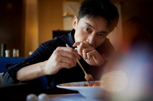 曹磊出席2021搜狐時尚盛典 榮獲“年度突破男明星”稱號