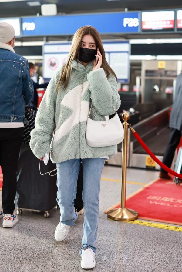 徐藝洋穿薄荷綠色羊羔絨外套搭配牛仔褲，背腋下包清純可愛