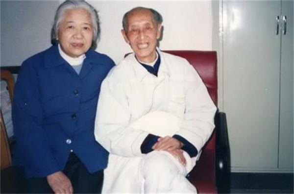 臧克家改《沁園春·雪》中一字，毛主席看後連連稱讚：就按你的改