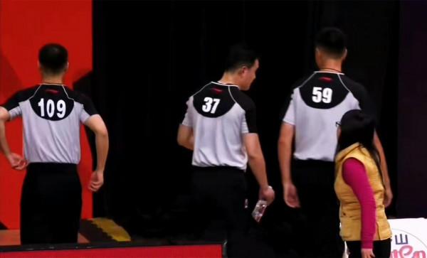 CBA裁判又現爭議判罰，王哲林疑似界外接球得分，四川隊老總暴怒