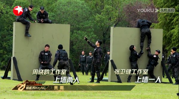 眾多男明星圍觀秦奮打架,假髮片脫落後吳鎮宇在一旁目瞪口呆 眾多男明星圍觀秦奮打架,假髮片脫落後吳鎮宇在一旁目瞪口呆