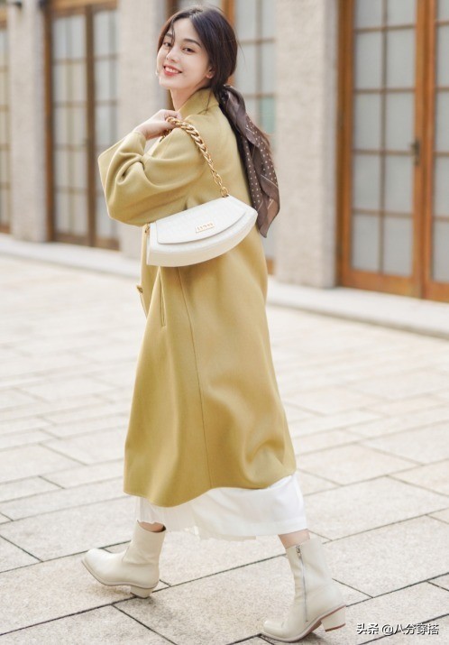 “小白靴”憑什麼這麼火？看到這些穿搭示範就明白了，顯高又減齡