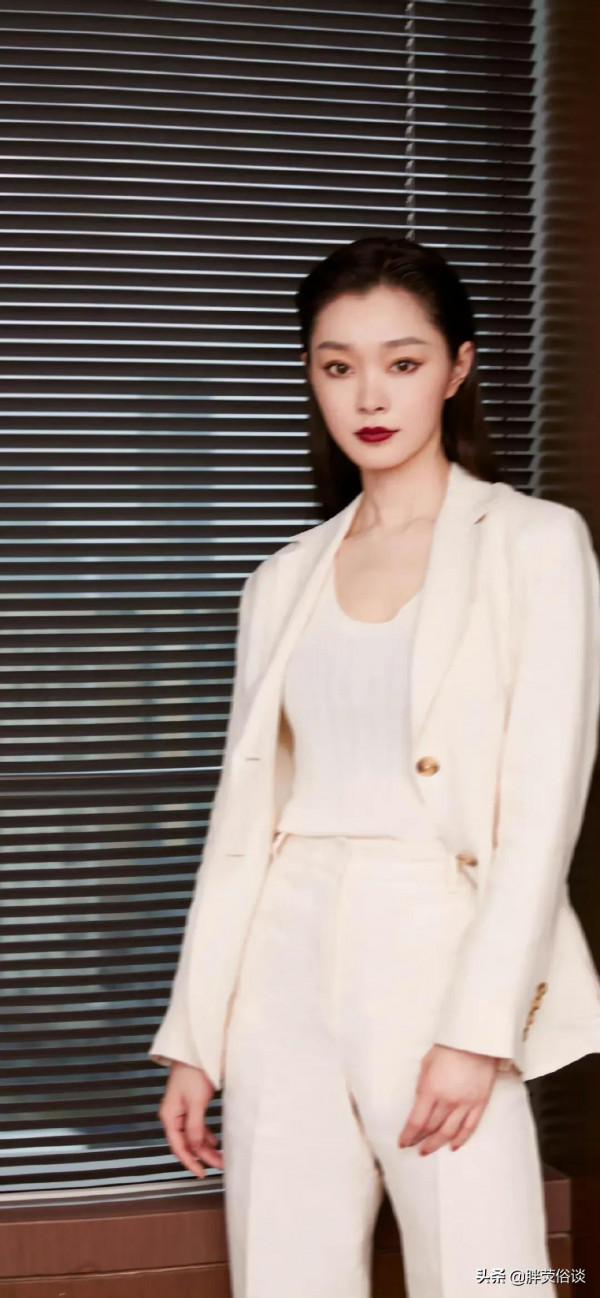 宋軼一套白色西服化身霸道總裁,又美又颯 宋軼一套白色西服化身霸道總裁,又美又颯