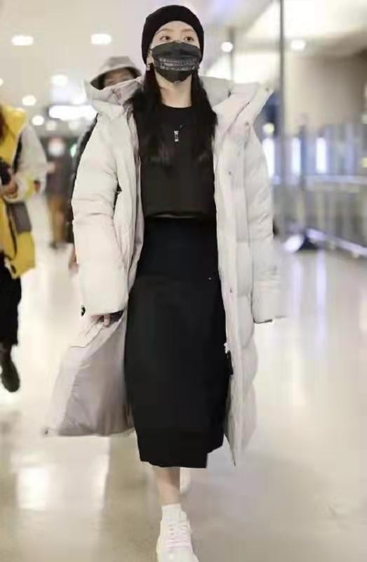 張靚穎與男友現身機場,甜蜜對視秀恩愛,走路不自然疑似腿受傷? 張靚穎與男友現身機場,甜蜜對視秀恩愛,走路不自然疑似腿受傷?