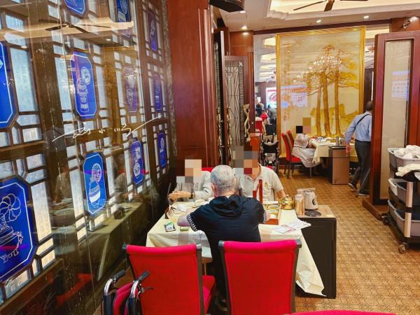 廣州荔灣湖畔的老牌酒家，裝修古色古香，遊客卻覺得味道差強人意