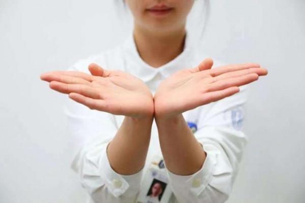 早上起床後，雙手發脹，五指握不攏，但等會又好了，是什麼原因？