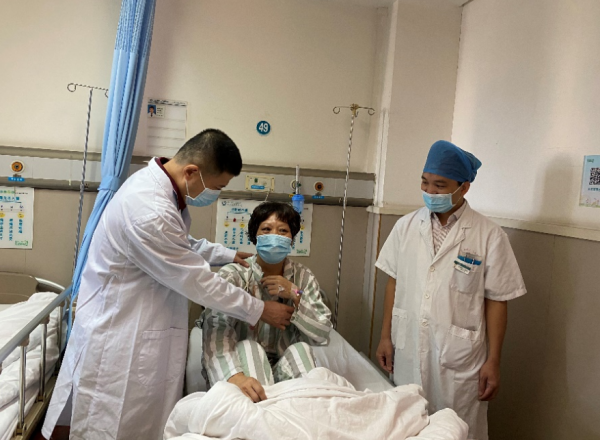 罕見！巨大甲狀腺腫物，專家上演一小時“拆彈”