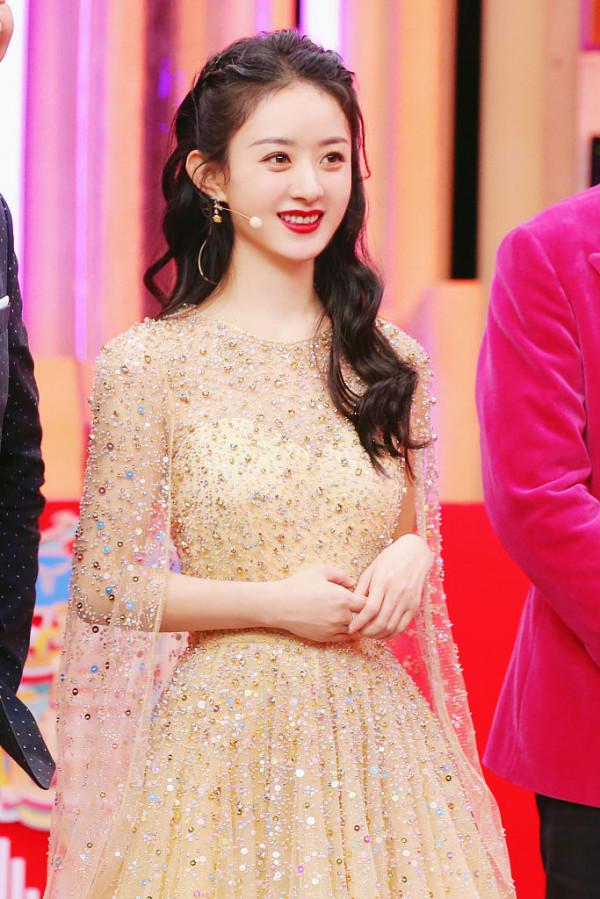 趙麗穎亮相《2022春晚進行時》節目 亮閃紗裙造型溫柔優雅