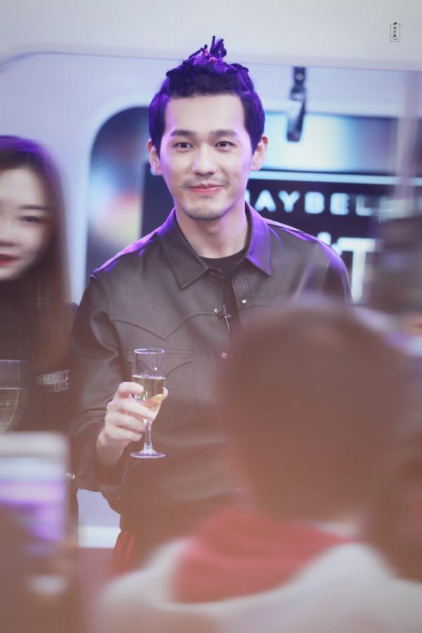 白宇日常穿搭盡顯成熟男人味 網友們覺得他演技如何可評論關注轉發 白宇日常穿搭盡顯成熟男人味 網友們覺得他演技如何可評論關注轉發