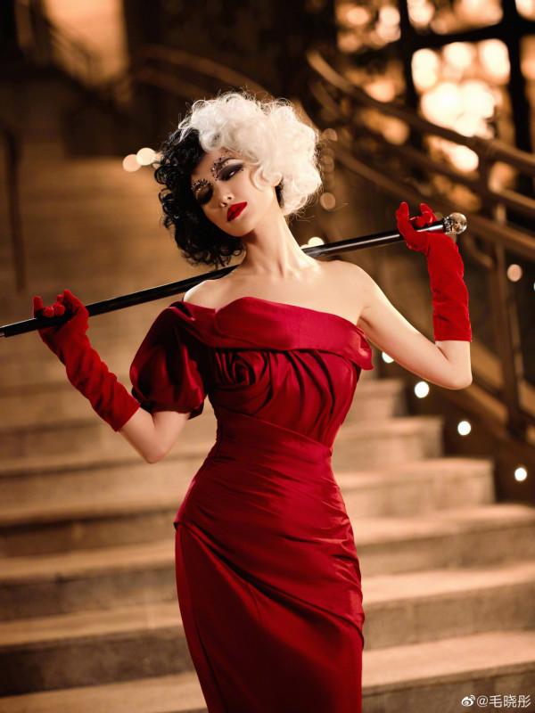 毛曉彤庫伊拉沉浸式仿妝，暗黑紅唇別樣狂野