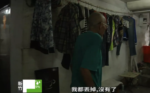 “下流老人”蝸居2㎡，撿垃圾做傢俱：我有兒有女，但老無所依