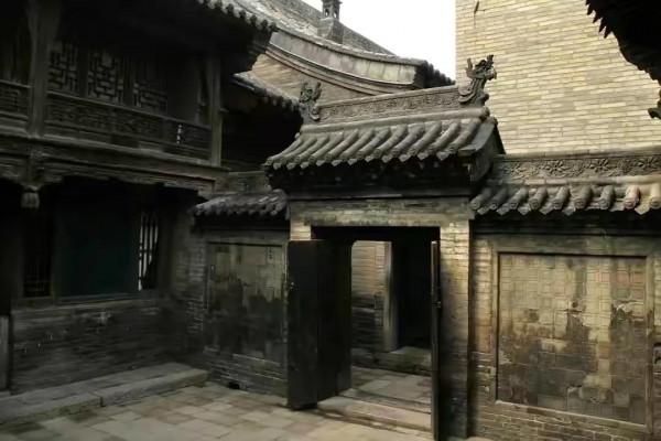 民間故事：劊子手回家，見烏鴉站樹梢上，他哭著向門前的黑影求饒