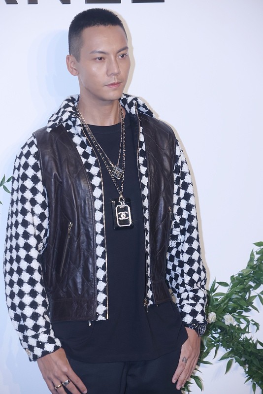 陳偉霆“寸頭”好有硬漢氣，黑T疊穿馬甲個性高階，真有男人味