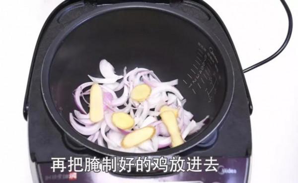 把一整隻雞放電飯煲裡，不放水和油，沒想到出鍋後比烤雞還好吃