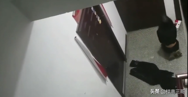 愛得卑微!四川女子凌晨在“男友”家門前跪求開門,門卻沒有開 愛得卑微!四川女子凌晨在“男友”家門前跪求開門,門卻沒有開