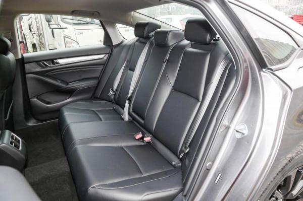 小老闆開20萬的雅閣就行，後排空間大，省油動力足，還保值