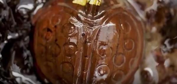 琅琊漢墓出土金龍玉席,頭髮骸骨都完好無缺,墓中積水清澈無比 琅琊漢墓出土金龍玉席,頭髮骸骨都完好無缺,墓中積水清澈無比