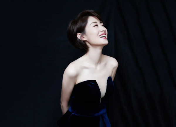 年輕時容貌平平、人到中年卻變驚豔大美女，歲月不敗真美人