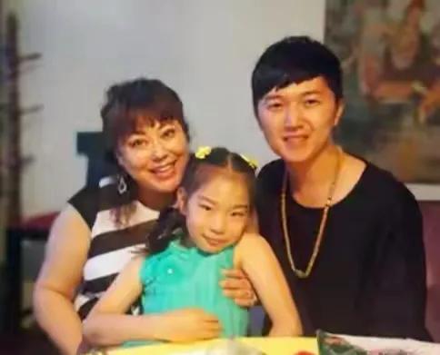 “莊嫂”李菁菁的幻滅史，和把她一步步推向“深淵”的鮮肉老公