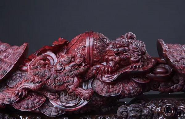 雙獅戲玲瓏，靈芝大如意！刻刀遊走，枯木變藝術