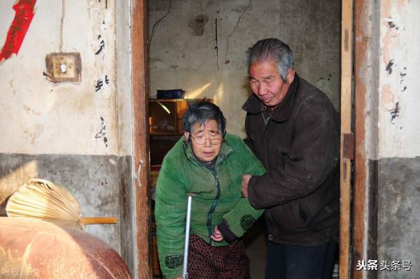 河南8旬大爺把8萬積蓄全給了閨女,一分不給兩兒子,聽他說因為啥 河南8旬大爺把8萬積蓄全給了閨女,一分不給兩兒子,聽他說因為啥