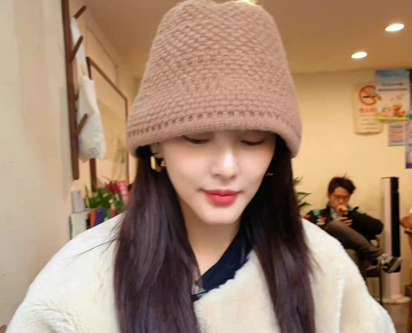 跟小鮮肉戀愛會顯年輕？辣媽張雨綺穿皮草走名媛風，新自拍美翻天