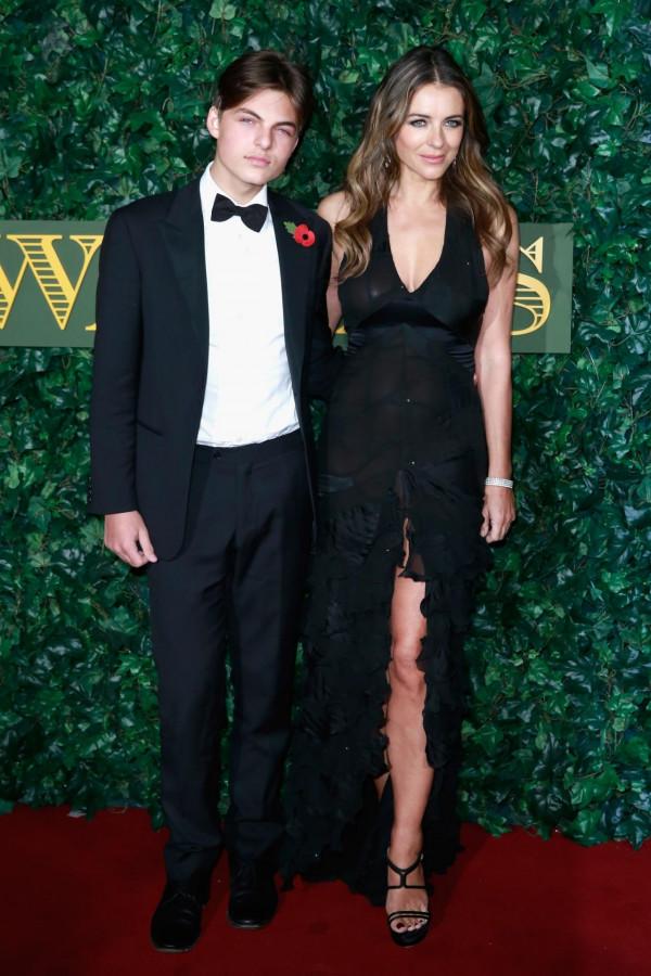 56歲伊麗莎白·赫莉穿露臍裝秀六塊腹肌，與19歲兒子同框似雙胞胎