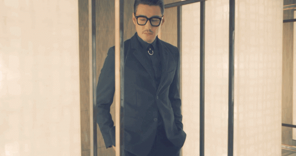 胡兵榮獲2021時尚傑出成就獎,主持人尼格買提:你怎麼不會老 胡兵榮獲2021時尚傑出成就獎,主持人尼格買提:你怎麼不會老