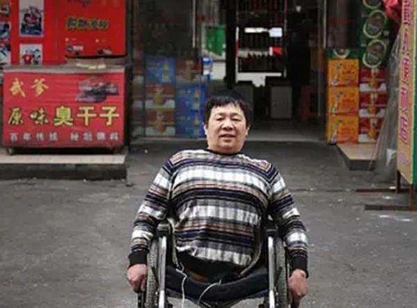 04年彭水林因車禍被“削”為78釐米，妻子不離不棄，今小孫女在手