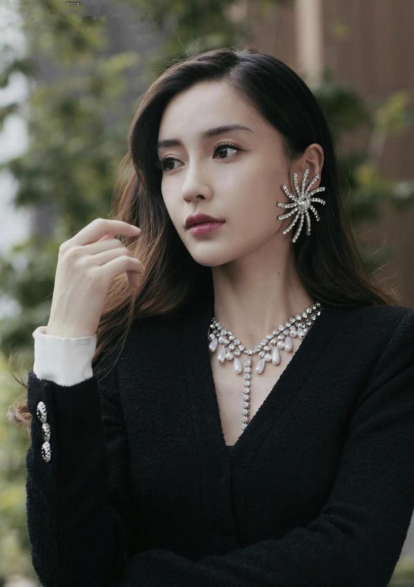Angelababy穿黑色西服超短裙出席活動，胸前項鍊很有特色