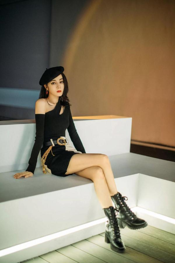 迪麗熱巴美圖,頭戴貝雷帽,身穿斜肩緊身衣,優雅靈動,時尚迷人 迪麗熱巴美圖,頭戴貝雷帽,身穿斜肩緊身衣,優雅靈動,時尚迷人