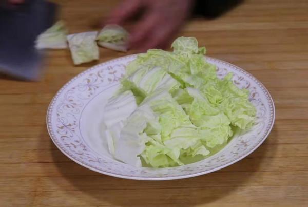 白菜里加3個土豆，這樣做真是太香了，比吃肉還過癮，營養又下飯