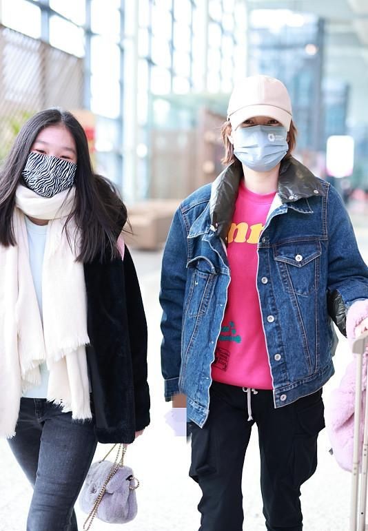 馬伊琍機場首秀輸給女兒!母女走機場,愛馬穿皮草比媽媽更像明星 馬伊琍機場首秀輸給女兒!母女走機場,愛馬穿皮草比媽媽更像明星