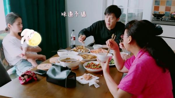 給孩子喂完飯看見這一幕,瞬間不想吃了,“明知道還有人沒吃飯” 給孩子喂完飯看見這一幕,瞬間不想吃了,“明知道還有人沒吃飯”