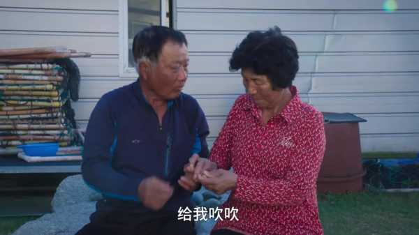 下嫁毀容男、喪子又殘疾、一家10口蝸居破房50年，她卻說無比幸福