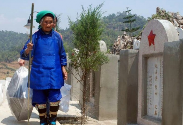 21歲戰士犧牲,母親苦等20年湊夠路費,墳前放聲痛哭:媽媽來晚了 21歲戰士犧牲,母親苦等20年湊夠路費,墳前放聲痛哭:媽媽來晚了