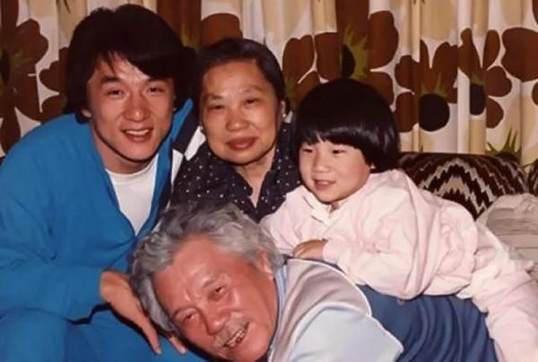 成龍同父異母的大哥：10歲被父親拋棄，73歲才見到成龍第一面