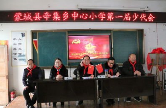 安徽40多歲兩單身兄弟收一養女，30年後女孩不離不棄帶著養父上班