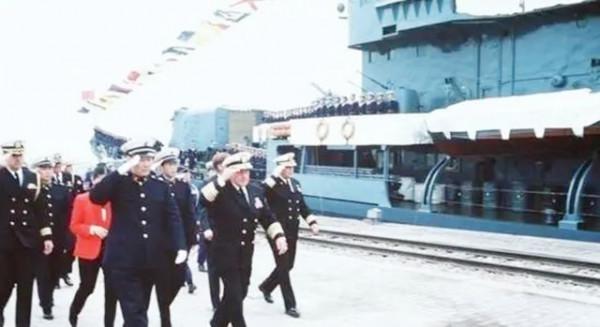 美國海軍首次訪華，讓我們大失所望，我國儀仗隊直接撤離