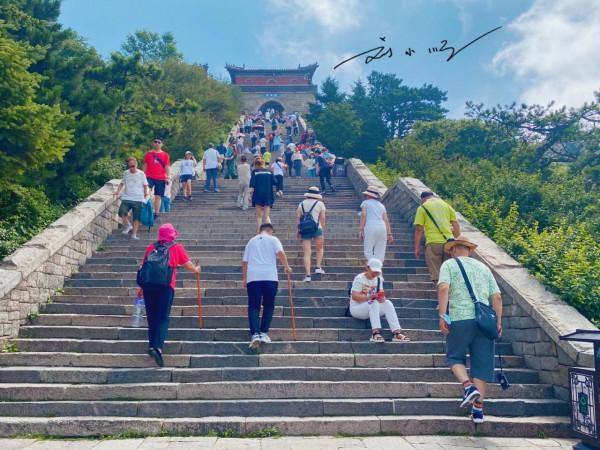 上海遊客到山東旅遊,看見泰山直呼意外:怎麼沒有想象中那麼高? 上海遊客到山東旅遊,看見泰山直呼意外:怎麼沒有想象中那麼高?