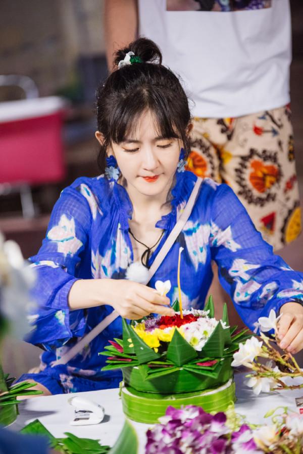 謝娜是真的會“裝嫩”，藍色印花裙搭配花朵耳環，一點不像39歲