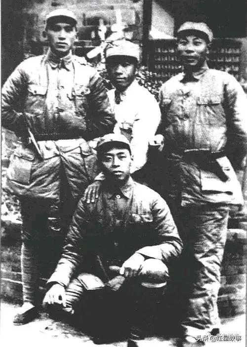 北海艦隊司令員劉昌毅在大街看到一群歹徒鬥毆,將軍掏槍開了三槍 北海艦隊司令員劉昌毅在大街看到一群歹徒鬥毆,將軍掏槍開了三槍